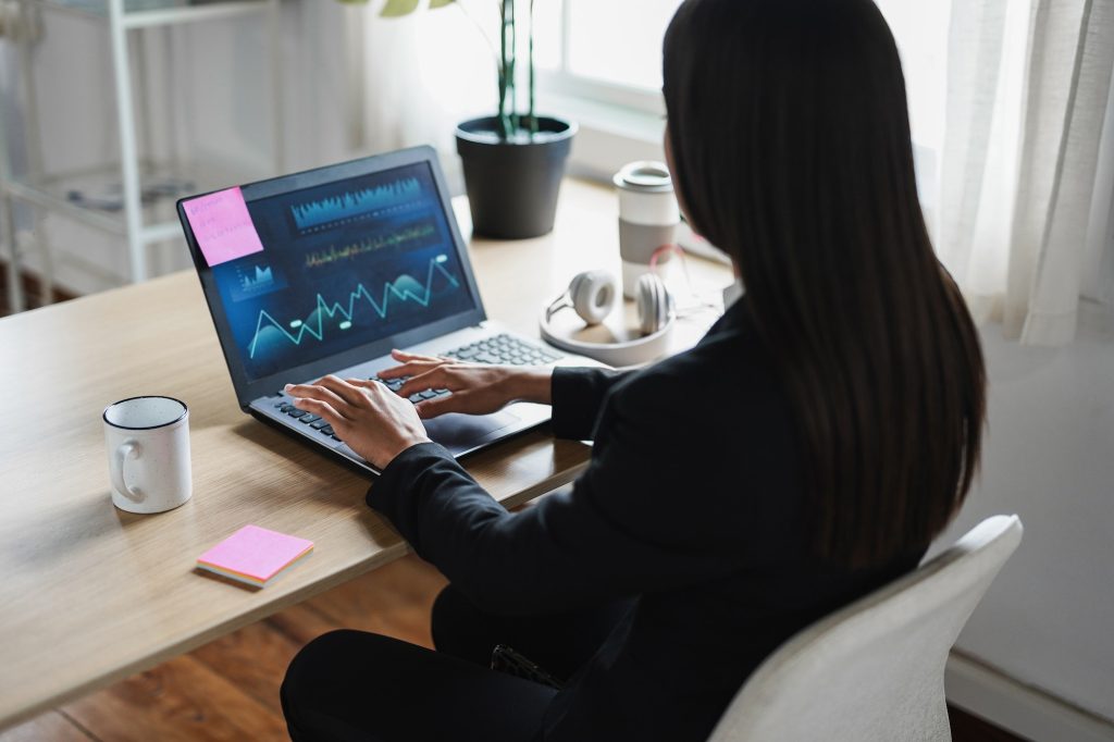 Business trader woman doing blockchain research inside hedge fund office - Focus on left hand